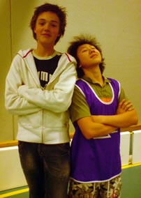 Djerv-ving Sverre Haugen og Baune-m�lscorer Eirik Liang poserte villig for det tallrike pressekorpset etter kampen